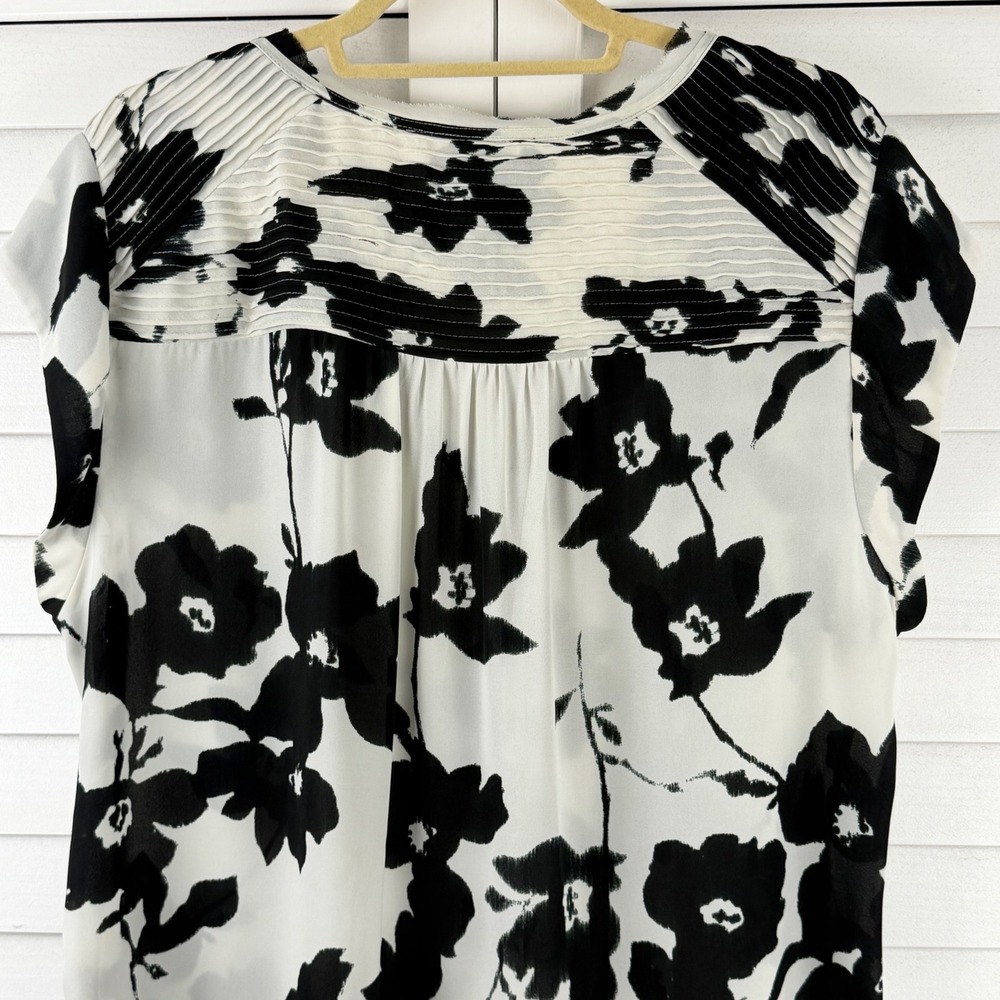 Daniel Rainn Blouse XXL White Black Floral Pleated Cap Sleeve Split Neck - Picture 9 of 16